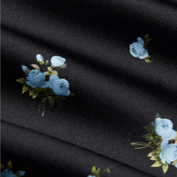 Aritzia Wilfred
Ambience Silk Skirt
Size 2 - Picture 7 of 9